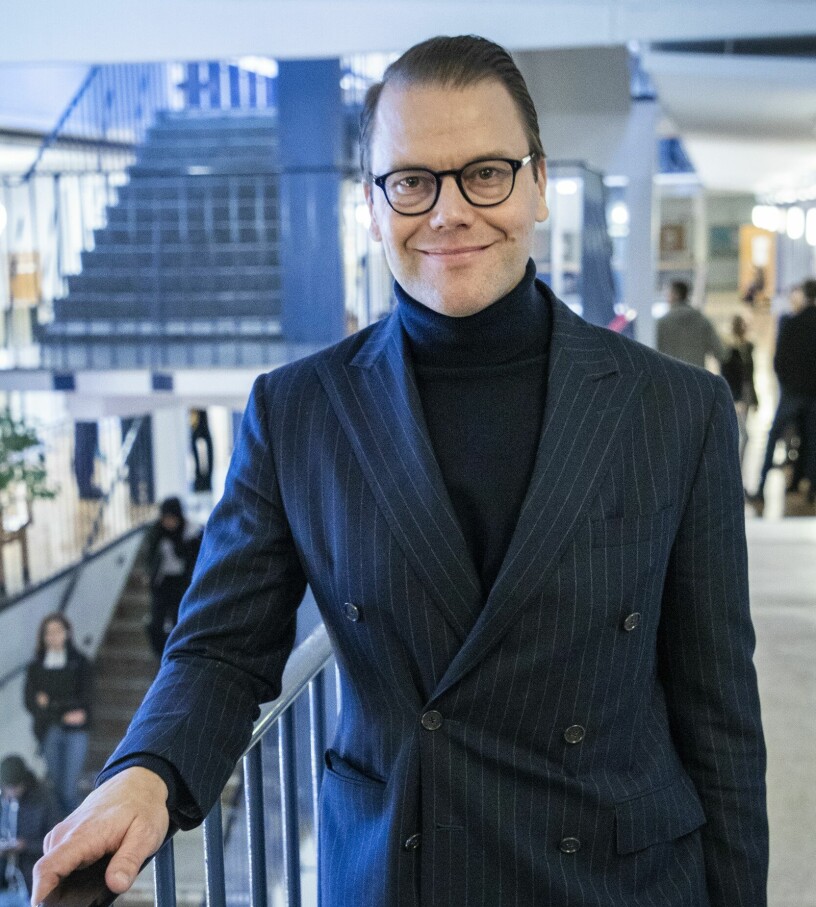 Entreprenörsprinsen, här i kritstreck och polotröja. Prins Daniel i dubbelknäppt kavaj och polotröja