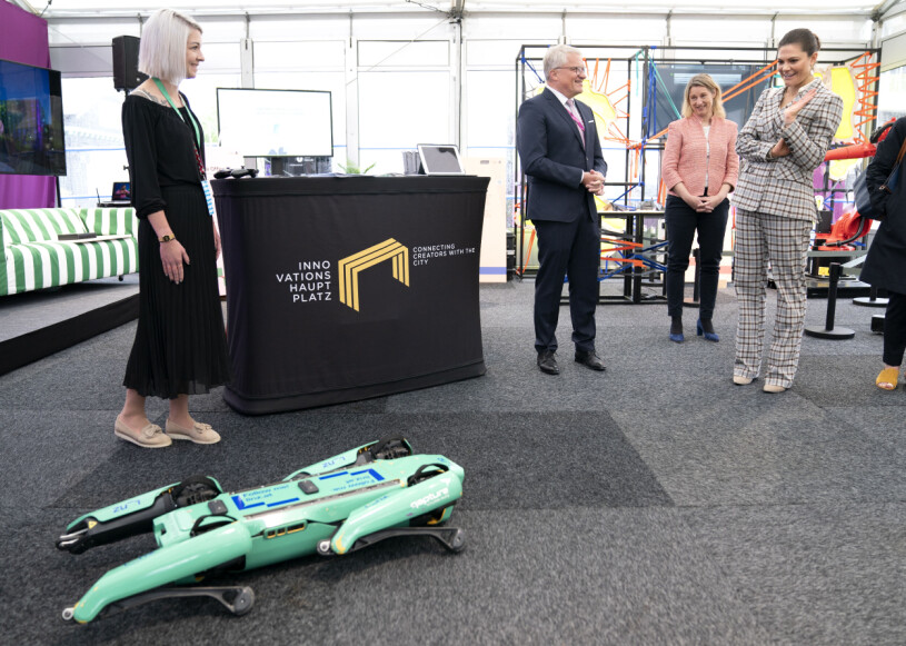 Kronprinsessan Victoria bekantade sig med en robothund i montern Urban Brilliance.