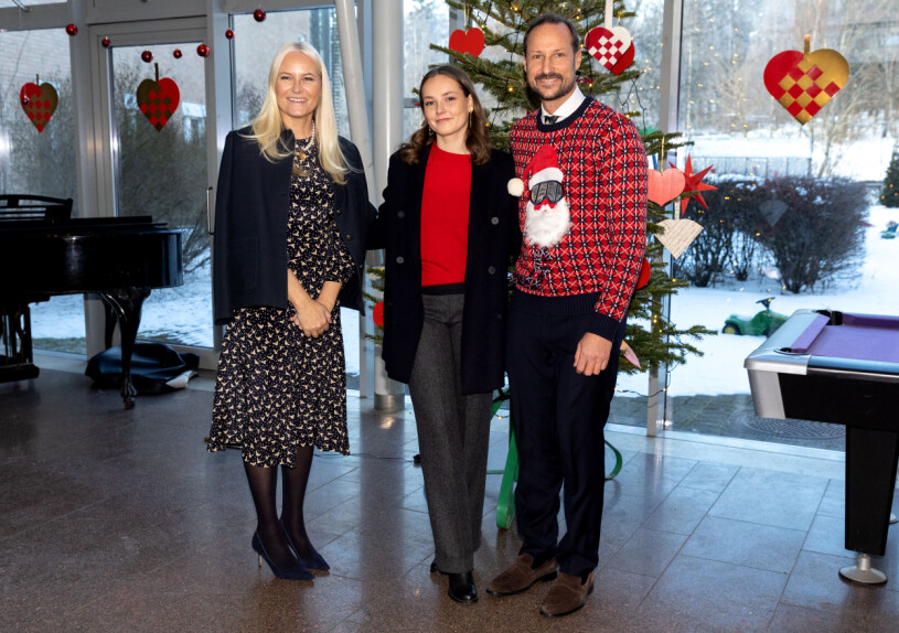 Kronprinsessan Mette-Marit, prinsessan Ingrid Alexandra och kronprins Haakon på Rikshospitalet i Oslo på julafton