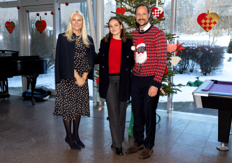 Kronprinsessan Mette-Marit, prinsessan Ingrid Alexandra och kronprins Haakon önskade alla på Rikshospitalet en god jul. Kronprinsessan Mette-Marit, prinsessan Ingrid Alexandra och kronprins Haakon på Rikshospitalet i Oslo på julafton