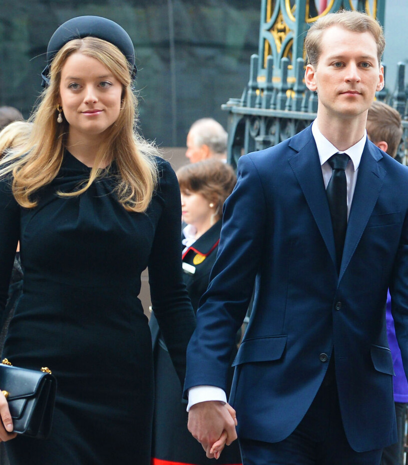 Tim med sin fru Flora, i klänning från Emilia Wickstead. Tim Timothy Vesterberg med sin fru Flora Ogilvy Vesterberg