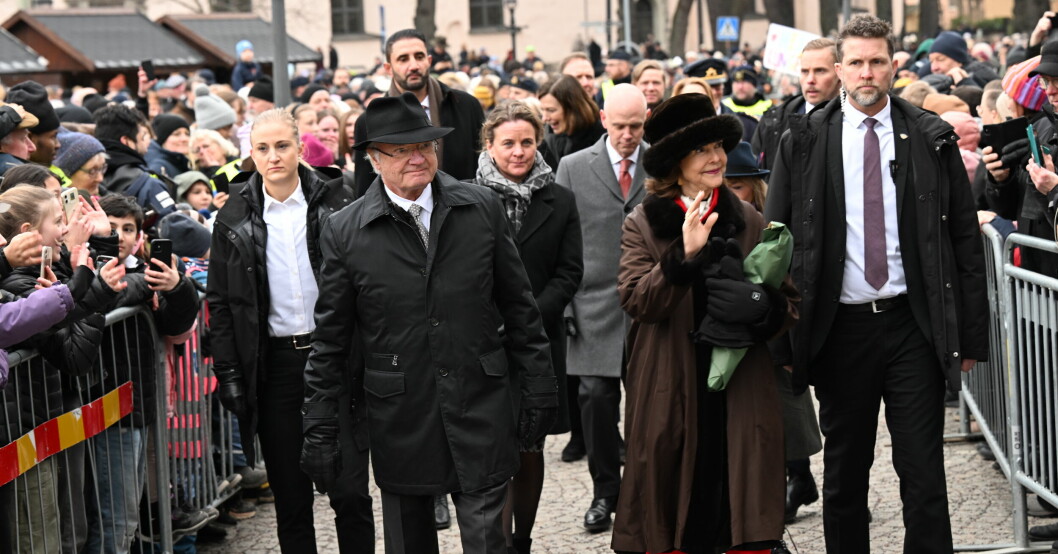 Kungaparet anländer till Stora Torget i Nyköping. Kung Carl XVI Gustaf firar 50 år på tronen. Med anledning av jubileumsåret besöker kungen och drottning Silvia samtliga 21 län i Sverige med start i Södermanlands län. Kungen och drottning Silvia anländer till Nyköping.