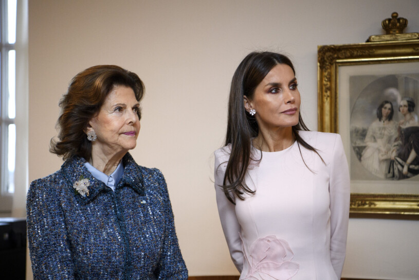 Drottning Silvia satsade på varm och snygg Chanel-look, bredvid Letizias blekrosa klänning. Drottning Victoria Drottning Letizia