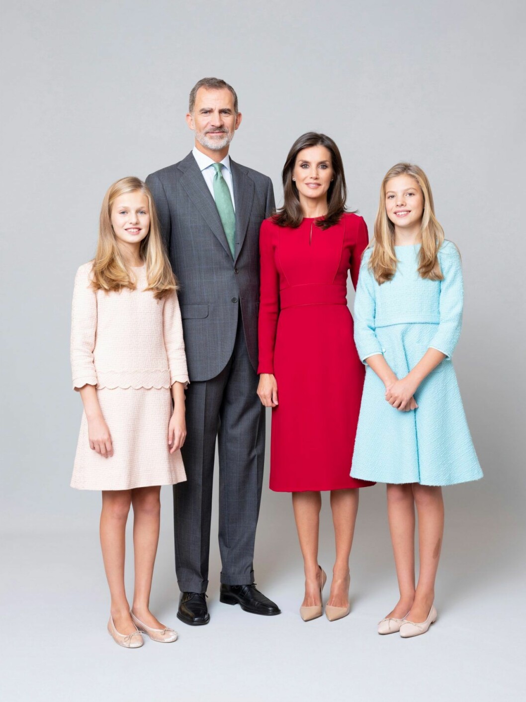Den spanska kungafamiljen! Kung Felipe, drottningen Letizia och döttrarna Leonor och Sofia. 