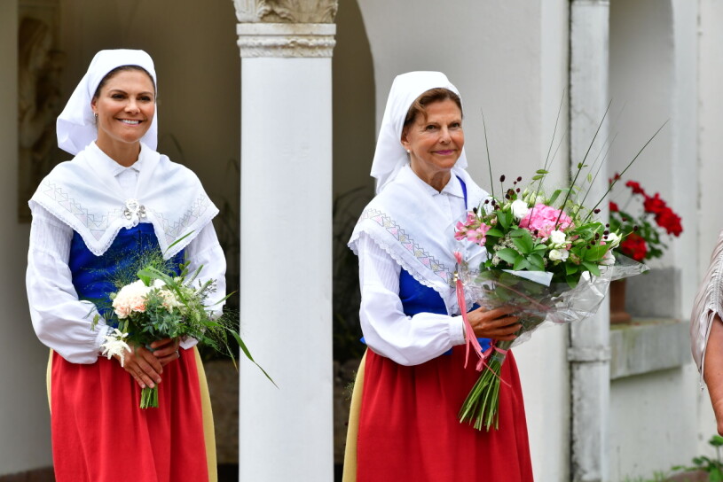 Sådan mor, sådan dotter! Kronprinsessan Victoria och drottning Silvia närvarar i samband med premiering av Årets ölänning.