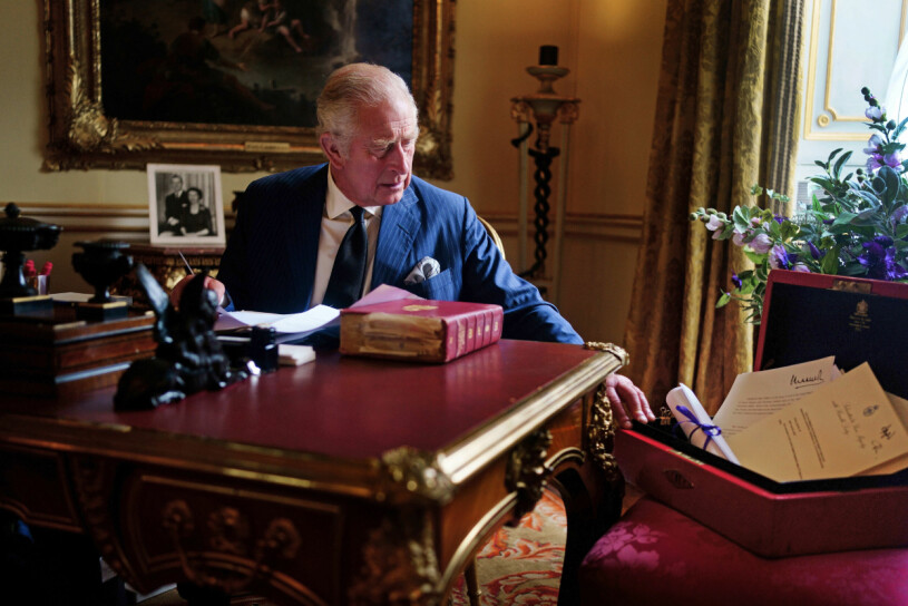 Den officiella bilden av Charles, fullt upptagen av sina nya plikter som kung. Hovets nya officiella bild på kung Charles i ett arbetsrum på Buckingham Palace