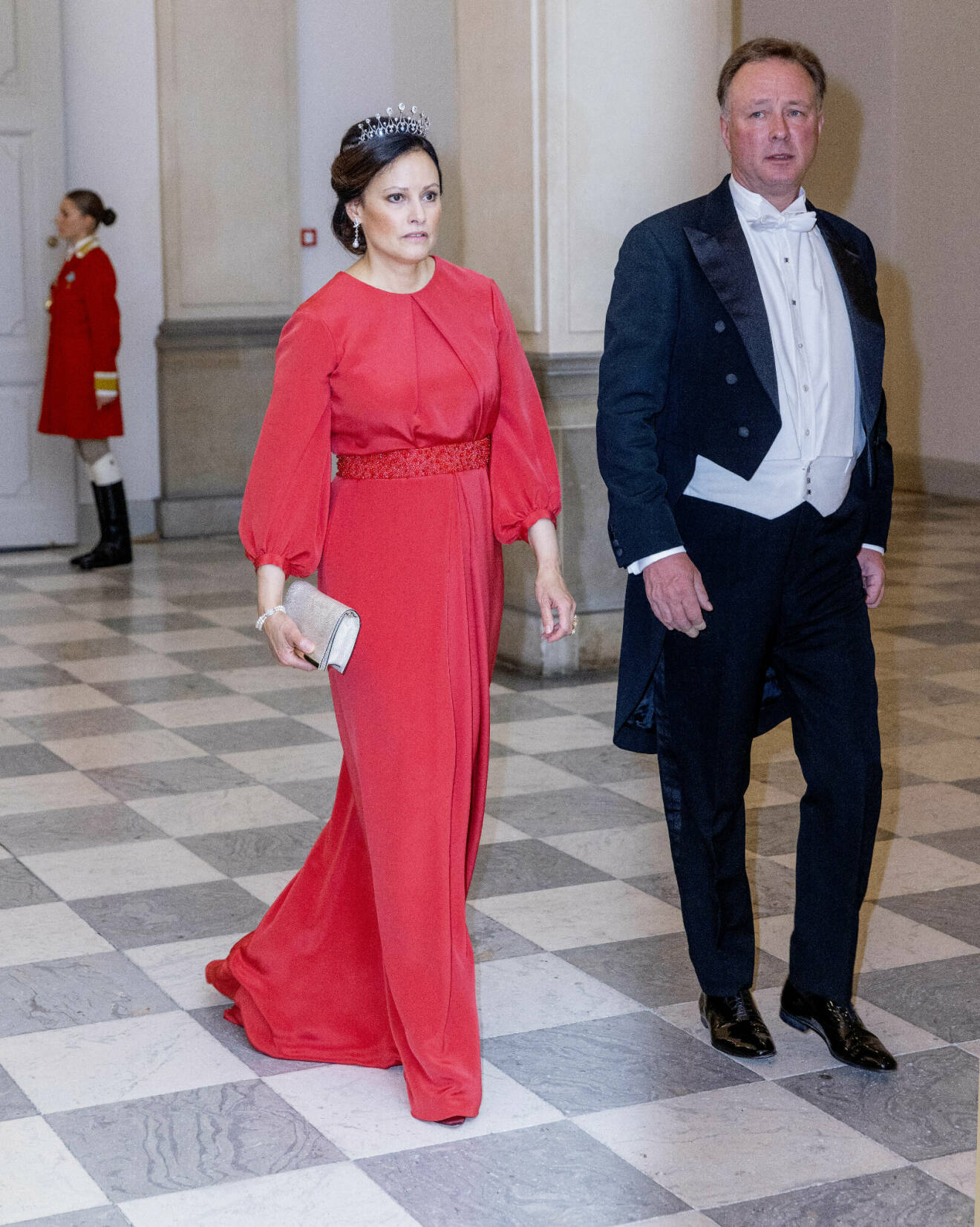 Prinsessan Carina i rött med sin man prins Gustav