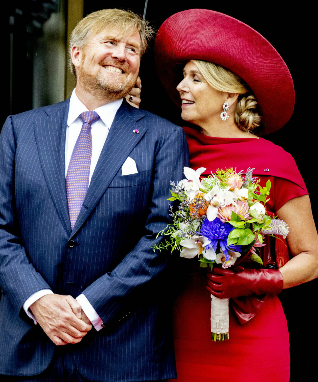 Drottning Máxima i rött tillsammans med sin man, kung Willem-Alexander