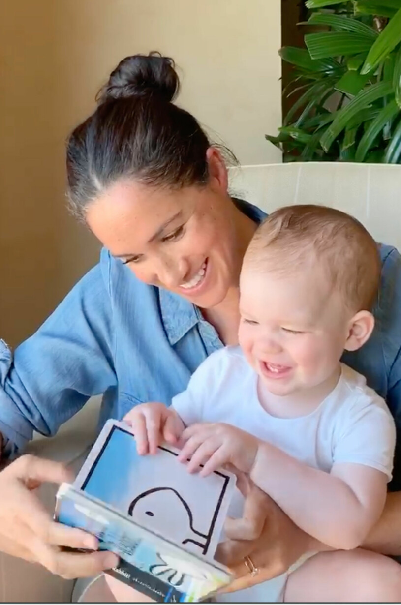 Det fanns indikationer tidigt på att Archie älskar böcker! Meghan Markle och Archie Harrison