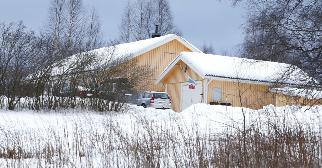 Marie och Erik Hellqvists gula hus i Kåtilla utanför Älvdalen – där brukar parets döttrar samla kraft när de vill vara ifred. Marie och Erik Hellqvists gula hus i Kåtilla