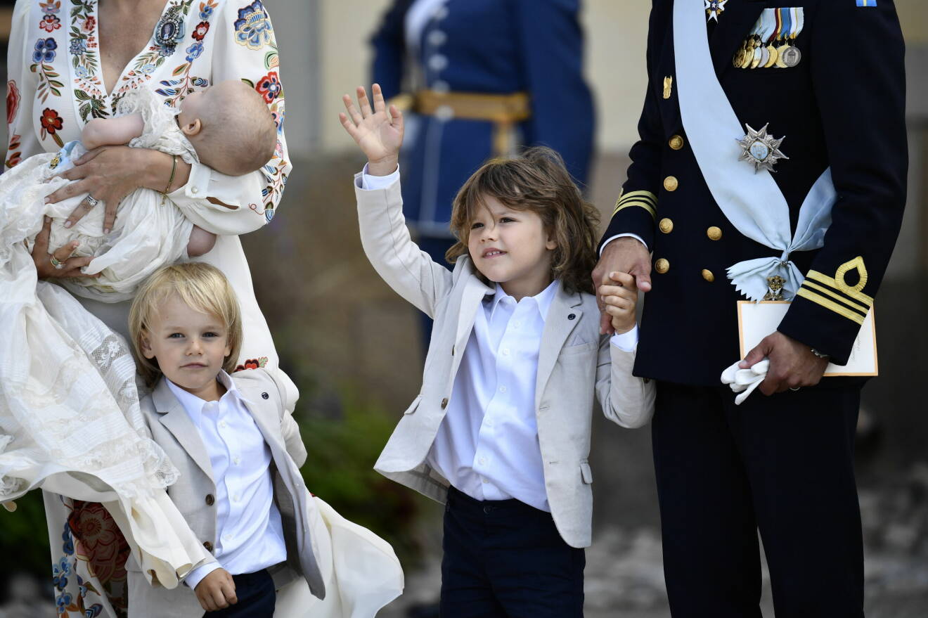 Prins Gabriel och prins Alexander efter prins Julians dop i Drottningholms slottskyrka.
