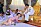 Thailands kung Vajiralongkorn på stolen och hans fjärde fru Suthida på golvet. En bild från deras bröllop 2019
