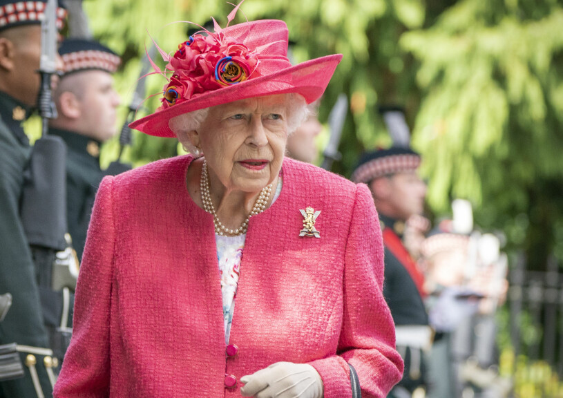 Drottning Elizabeth fotograferad vid ankomsten till Skottland i går. Drottning Elizabeth rosa outfit