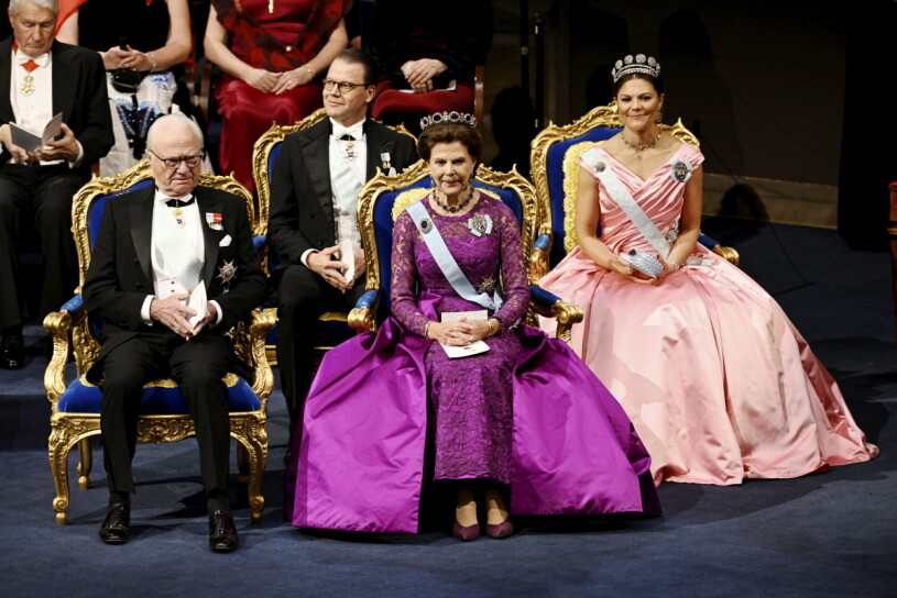 Kungen uttrycker sitt fulla stöd för Victoria som Sveriges framtida drottning i ett nytt uttalande. Kung Carl Gustaf, drottning Silvia, prins Daniel och kronprinsessan Victoria under Nobelprisutdelningen i Konserthuset i Stockholm på lördagen.