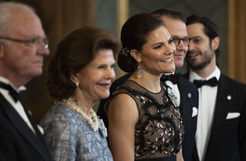 Drottning Silvia, kronprinsessan Victoria, prins Daniel, prins Carl Philip hälsar på gäster till Sverigemiddagen på Stockholms slott.