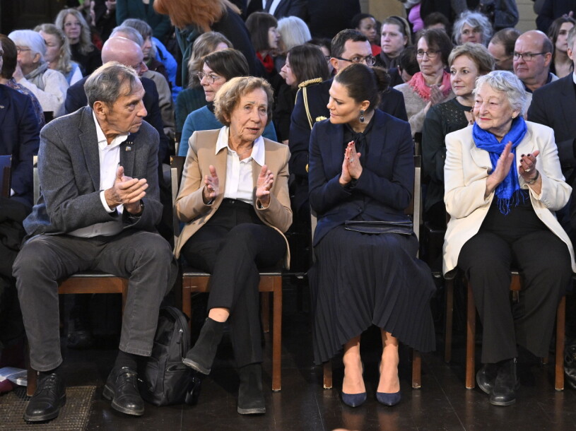 Kronprinsessan Victoria med Jovan och Dina Rajs och Monica Rothschild Trollsås. Förintelsens minnesdag 2023: Kronprinsessan Victoria med Jovan och Dina Rajs och Monica Rothschild Trollsås.