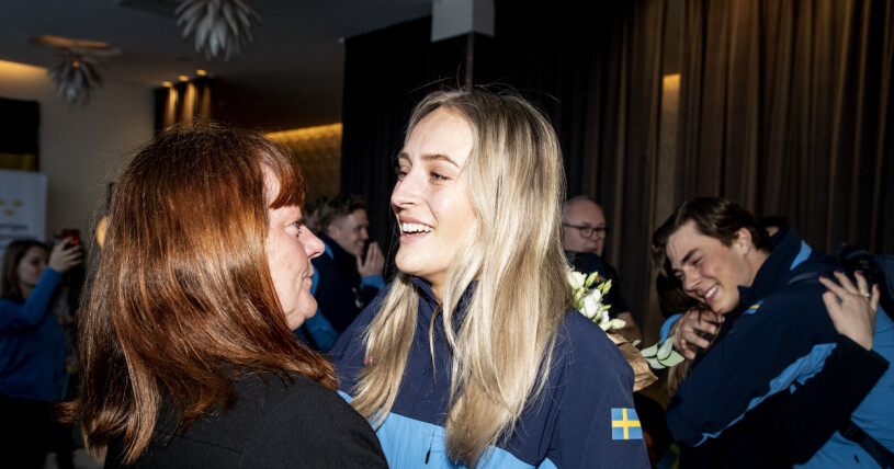 Ebba Årsjö med mamma Pernilla vid hemkomsten på Arlanda flygplats. Ebba Årsjö