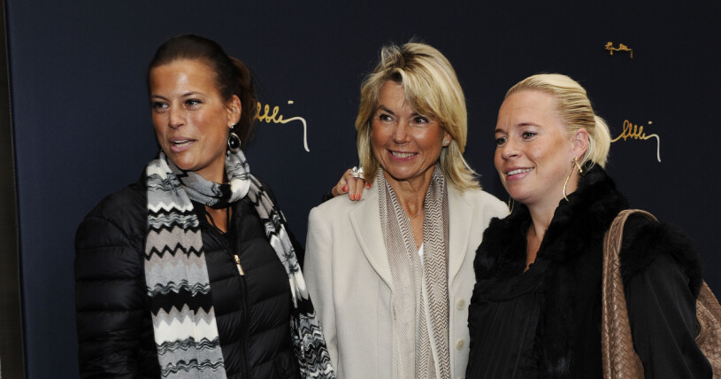 Agneta Kreuger med döttrarna Caroline Kreuger Nilsson och Charlotte Cederlund (nära väninnor till Victoria, Silvia respektive Madeleine) i Efva Attlings butik i Biblioteksstan.