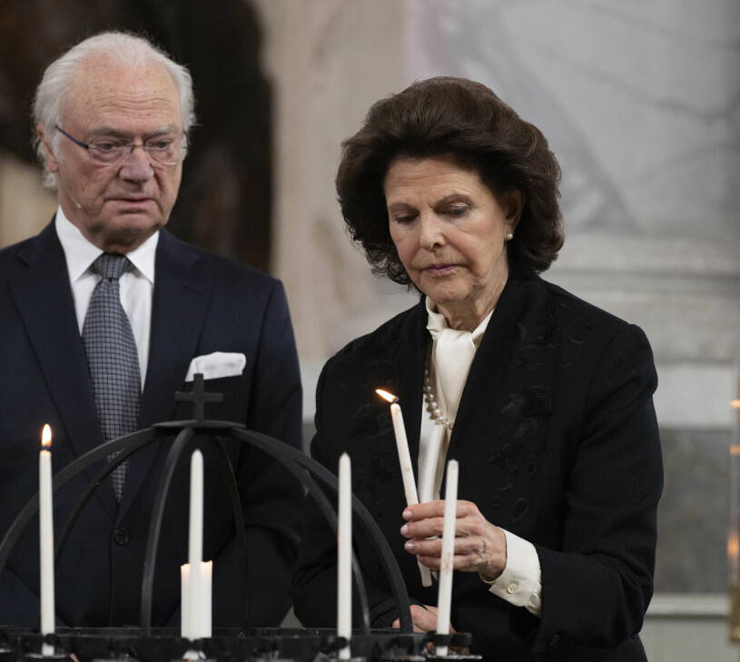 Det var ovant för drottning Silvia att tända ljuset med vänster hand. Drottning Silvia handledsfraktur bruten handled så mår hon nu minnesceremoni Drottningholm