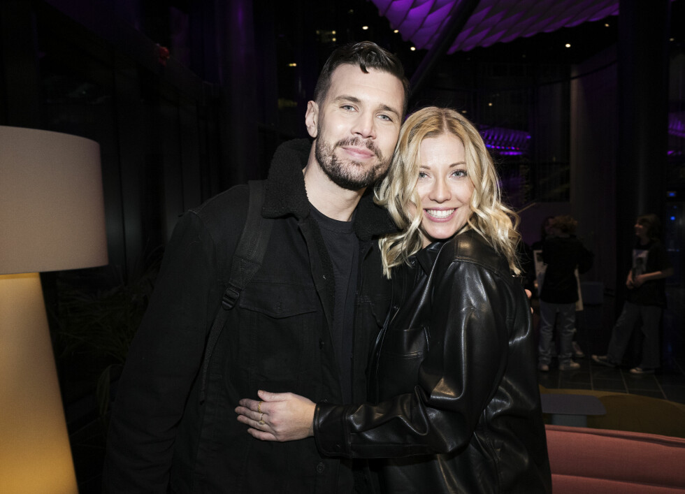 Robin Bengtsson och Sigrid Bernson efter deltävlingen i Melodifestivalen. Sigrid Bernson tillsammans med sin sambo Robin Bengtsson under Melodifestivalen 2022