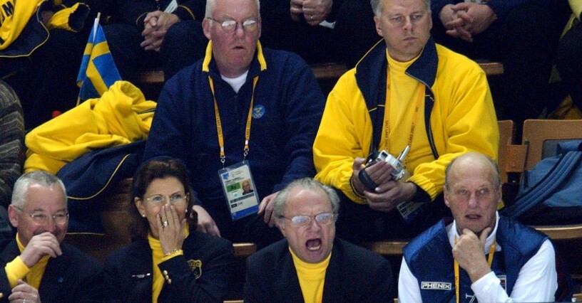 Vinter-OS i Salt Lake City 2002. Sverige möter Tjeckien och på VIP-läktaren är spänningen stor hos såväl Silvia och kungen som norske kung Harald.
