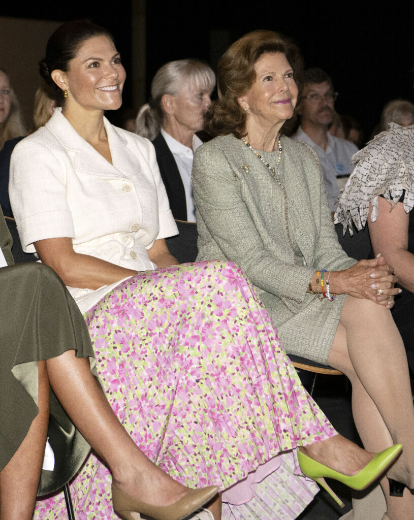 Axelvaddar och limegröna stilettos för Victoria. Medan drottningen körde klassisk skräddad dräkt.