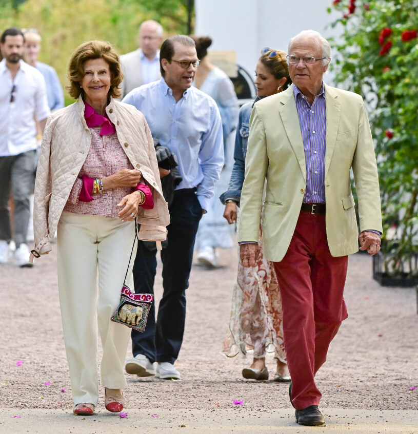 Drottning Silvia var sommarfin, och kungen matchade med sina röda partybyxor. Kungen och drottning Silvia på Jill Jonsons konsert på Solliden 2022