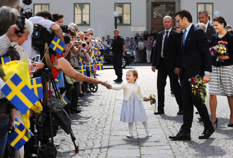 Hertiginnan av Östergötland gör debut. Och det var en kavat Estelle som intog Linköping, bara två och ett halvt år gammal. Prinsessan Estelle Hertiginna av Östergötland Första uppdraget Linköping 2014