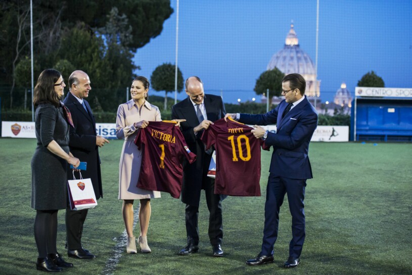 Sist Victoria och Daniel var i Rom var 2016, och då gästade de bland annat fotbollsklubben Roma. Kronprinsessan Victoria Prins Daniel Officiellt besök Rom Italien