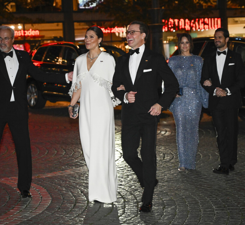 Victoria imponerade med looken, och prins Daniel matchade med smoking. Och kolla in smajlet, han var på toppenhumör. Kronprinsessan Victoria och prins Daniel – statsbesök från Nederländerna – Stockholms konserthus