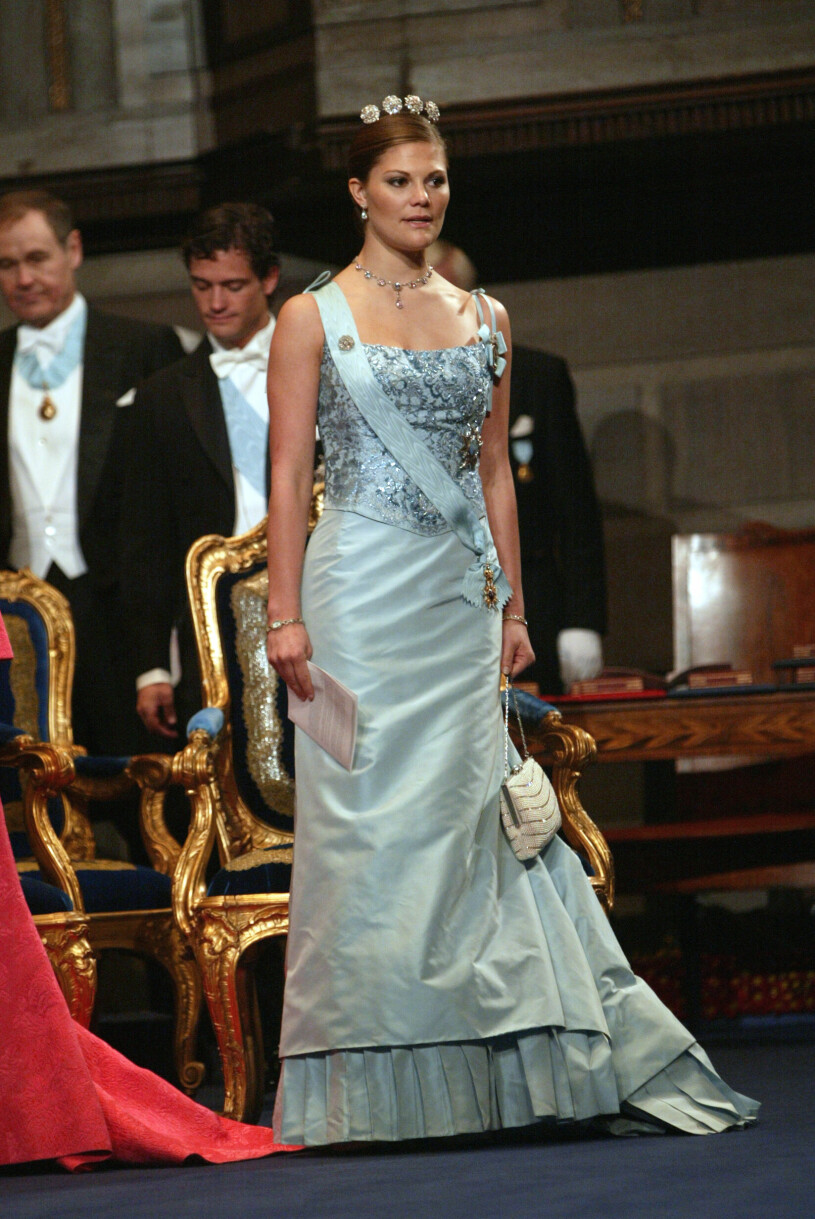 Kronprinsessan Victoria i en klänning som för tankarna till en sjöjungfru, 2003. Kronprinsessan Victorias Nobelklänning 2003