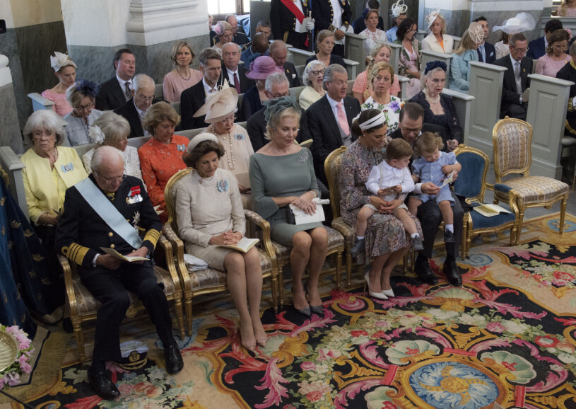 Drottningholms slottskyrka. Här ryms det i vanliga fall 120 personer, nu blir det bara åtta. Kungafamiljen Drottningholms slottskyrka