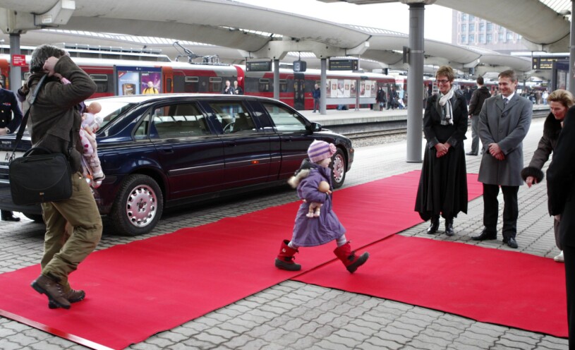 Ett av norska kungaparets barnbarn på väg mot tåget på Oslo Central. Norska prinsessan på röda mattan på Oslo Central
