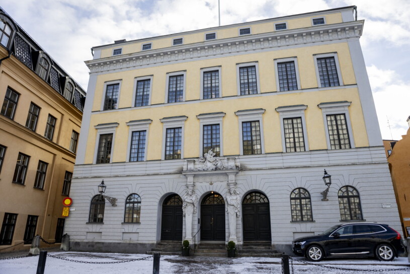 Det var slottsarkitekten Nicodemus Tessin d.y. som byggde huset till sig själv och sin fru, drottningens hovfröken Hedvig Eleonora Stenbock. Och det är sig likt än i dag. Tessinska palatset i Stockholm, ny flyttar Anna Kinberg Batra och David Batra in