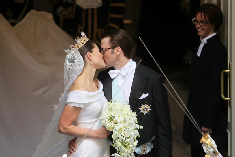 Victoria och Daniel Westling. Victoria kronprinsessa och Daniel prins Sverige lämnar Storkyrkan efter vigseln.