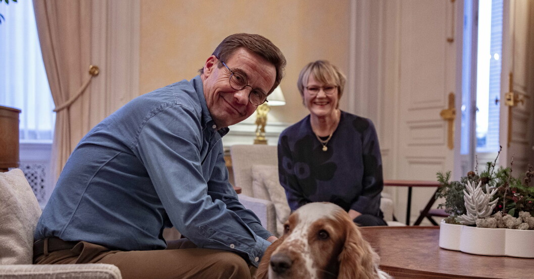 Ulf Kristersson och Birgitta Ed med hunden Winston. Ulf Kristersson och Birgitta Ed i Sagerska palatset