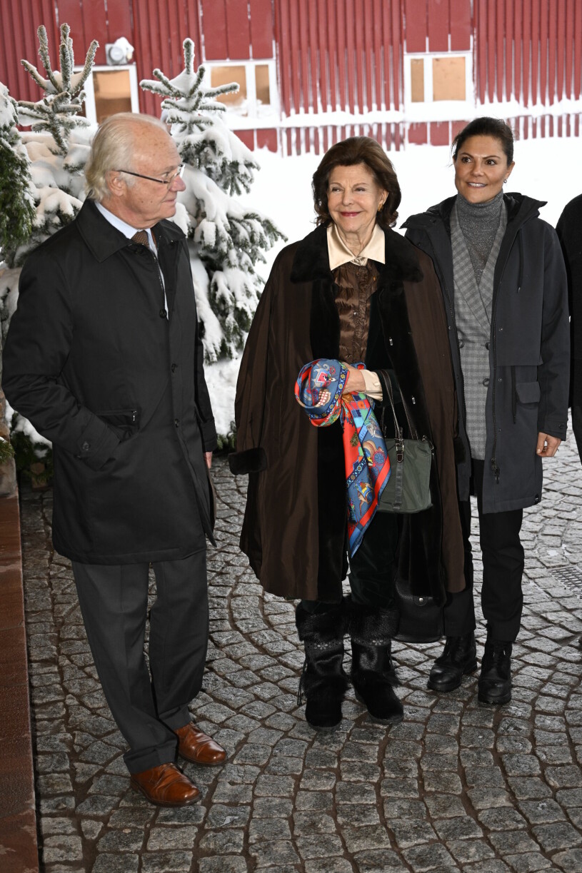Kungaparet och kronprinsessan var på gott humör under söndagen! Kung Carl Gustaf, drottning Silvia och kronprinsessan Victoria anländer till Folk och Försvars rikskonferens i Sälen på söndagen.