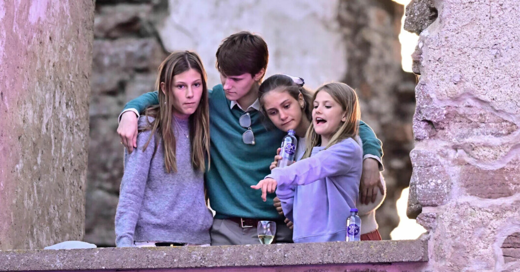 Patrick Sommerlaths barn står prinsessan Estelle nära. Leopold, Chloé och Anaïs Sommerlath med prinsessan Estelle
