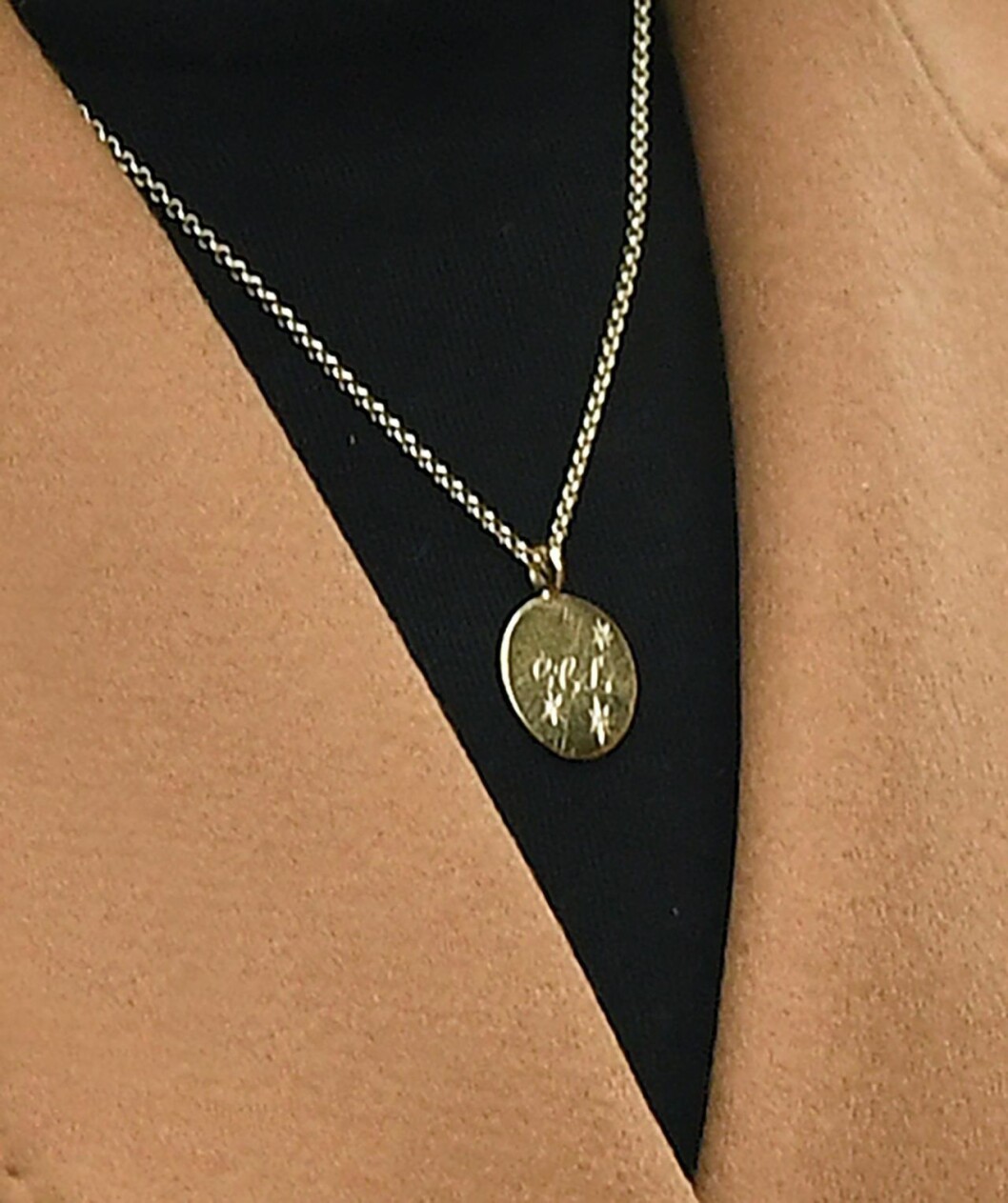 Kates halsband med barnens initialer. Kates halsband