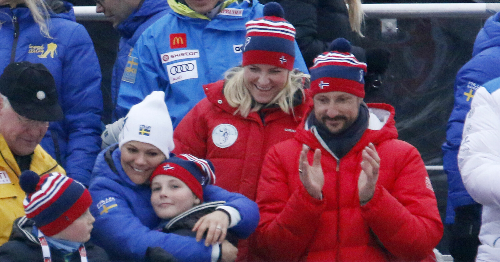 Så här såg det ut under skid-VM i Falun... Kronprinsessan Victoria, prinsessan Ingrid Alexandra, kronprinsessan Mette-Marit och kronprins Haakon