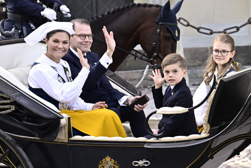 Fina kronprinsessfamiljen vinkar till folket! Kronprinsessan Victoria, prins Daniel, prins Oscar och prinsessan Estelle åker kortege till Skansen för att fira nationaldagen traditionsenligt.