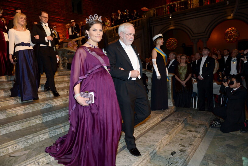 En gravid kronprinsessa i lila på Nobelbanketten 2015. Kronprinsessan Victorias Nobelklänning 2015