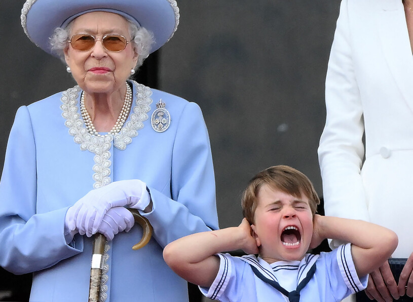 Prins Louis vrål – dagens roligaste bild! Drottning Elizabeth 70 år på tronen: Prins Louis håller för öronen