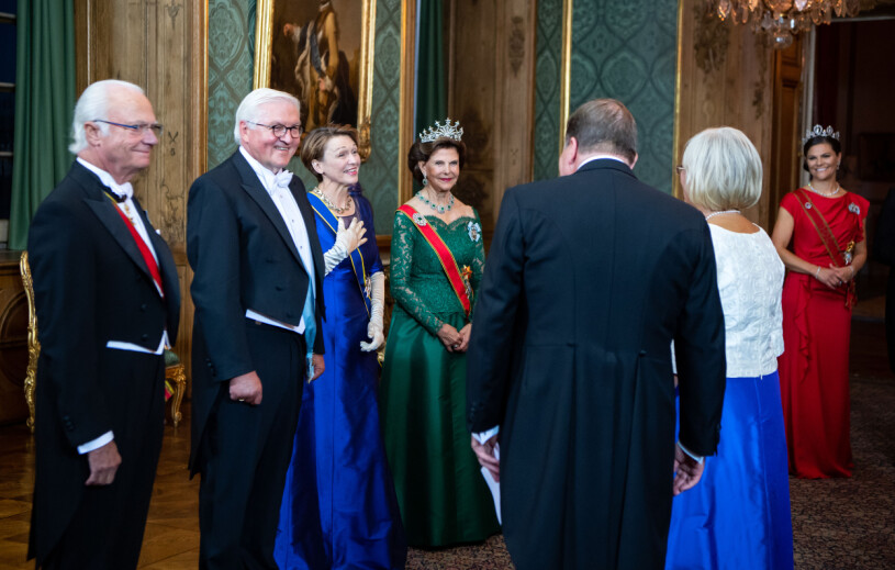 Här anländer statsminister Stefan Löfven med sin fru Ulla. Galamiddag Kungafamiljen Tysklands presidentpar