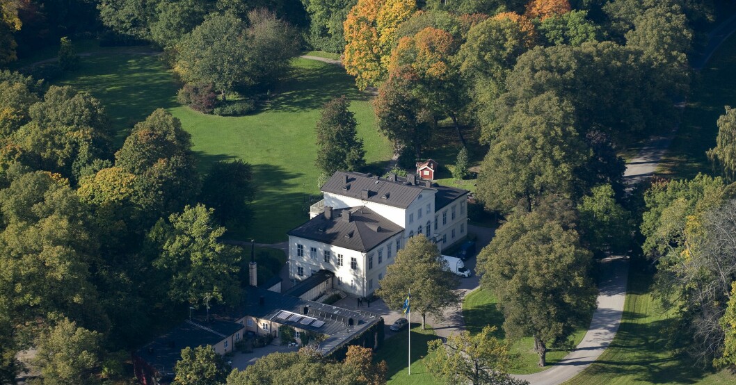 Haga slott. På bilden ser man även den röda lekstugan. Haga slott
