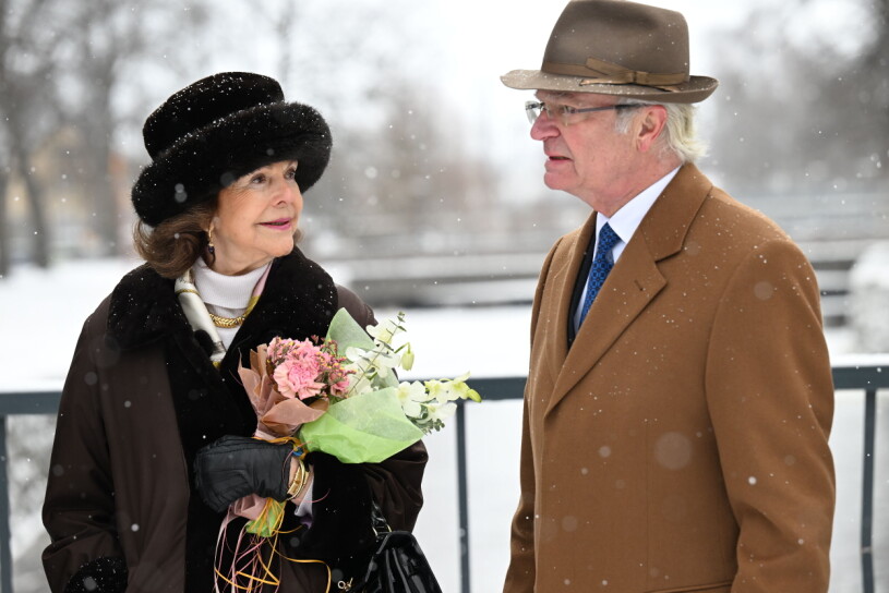 Kungen och Silvia är otroligt glada över att Madeleine kommer hem igen permanent. Kung Carl Gustaf och drottning Silvia promenerar från konserthuset till Västerås slott genom Vasaparken. Kung Carl XVI Gustaf firar 50 år på tronen. Med anledning av jubileumsåret besöker Kungen och drottning Silvia samtliga 21 län i Sverige och idag Västmanlands län.