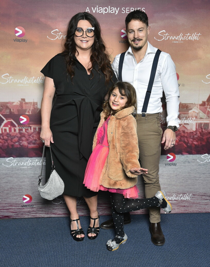 Camilla och Simon har dottern Polly, 6, ihop. Polly Läckberg Sköld, Simon Sköld och Camilla Läckberg Premiärvisning av Camilla Läckbergs Viaplay-serie Strandhotellet.
