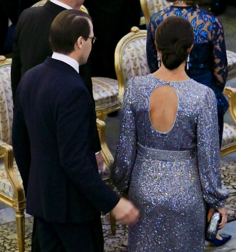 Victorias oväntade ryggdekolletage! Kronprinsessan Victoria i klänning från By Malina vid riksdagssupén 2022