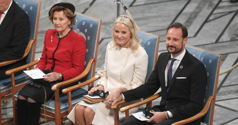 Så här fick vi dessvärre inte se kronprinsessan Mette-Marit i år, bild från utdelningen av fredspris 2019. Drottning Sonja, kronprinsessan Mette-Marit och kronprins Haakon