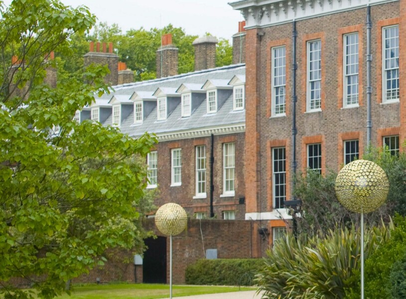 Kensington Palace. Här innan muren – i byggnaden till vänster – bor familjen i dag, i en 20-rummare i fyra plan. Kensington Palace där Kate och William har en privat våning